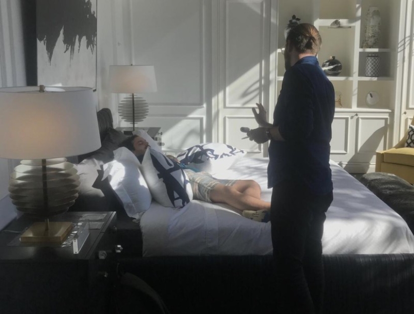 ¿Dónde con las piernas? El periodista creyó la reacción de los vendedores de tiendas de muebles, acostándose a dormir en sofás