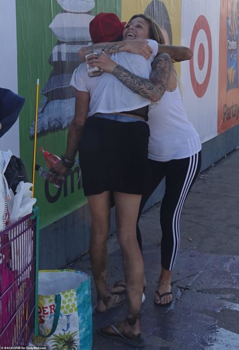 Does not wash so as not to be raped: the model, who became a homeless woman, refused help and returned to the streets