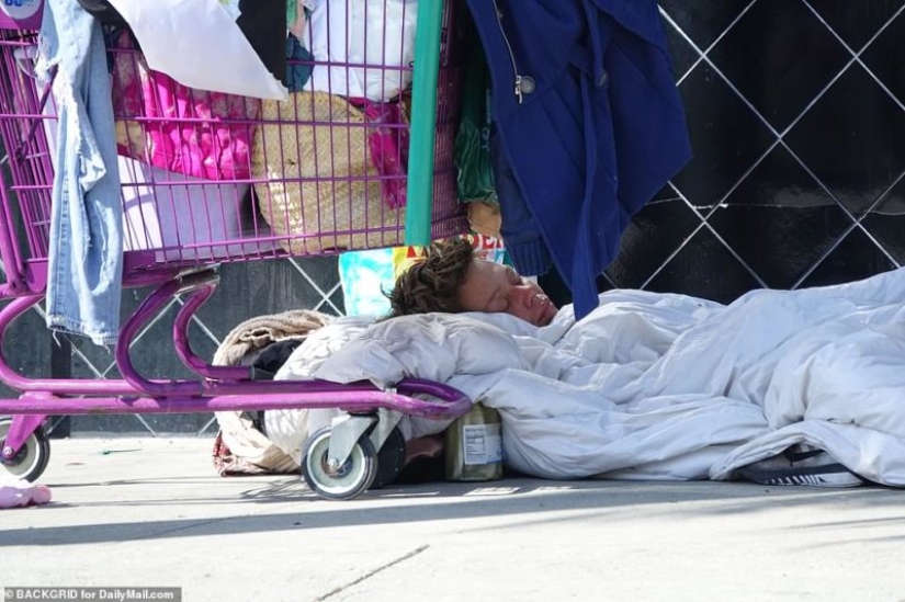 Does not wash so as not to be raped: the model, who became a homeless woman, refused help and returned to the streets