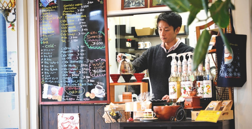 Don't tip, don't get in line, don't poke your finger: what not to do in Japan, so as not to offend the locals