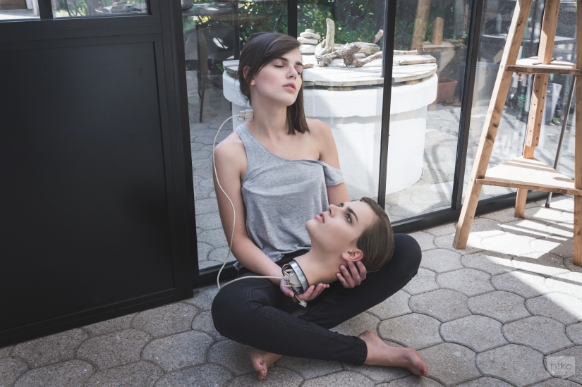 Drink oil, clean contacts: the Frenchman showed the everyday life of simple robots