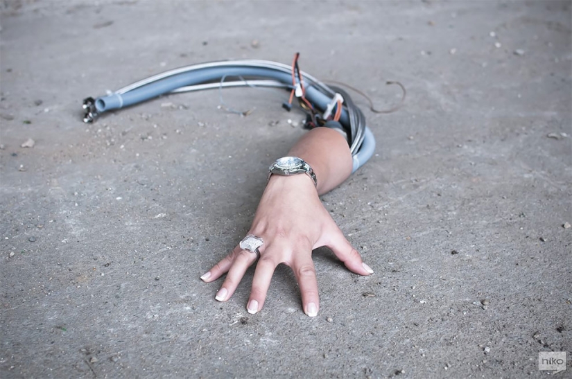 Drink oil, clean contacts: the Frenchman showed the everyday life of simple robots