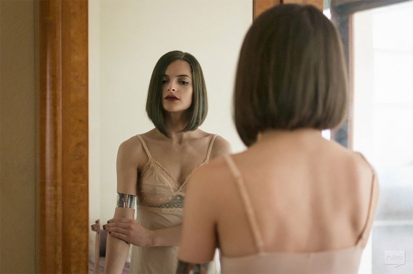 Drink oil, clean contacts: the Frenchman showed the everyday life of simple robots