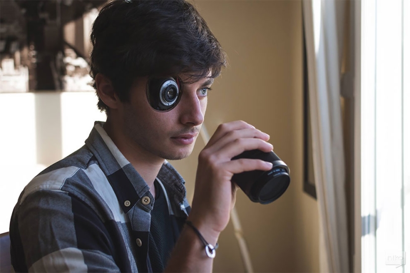 Drink oil, clean contacts: the Frenchman showed the everyday life of simple robots