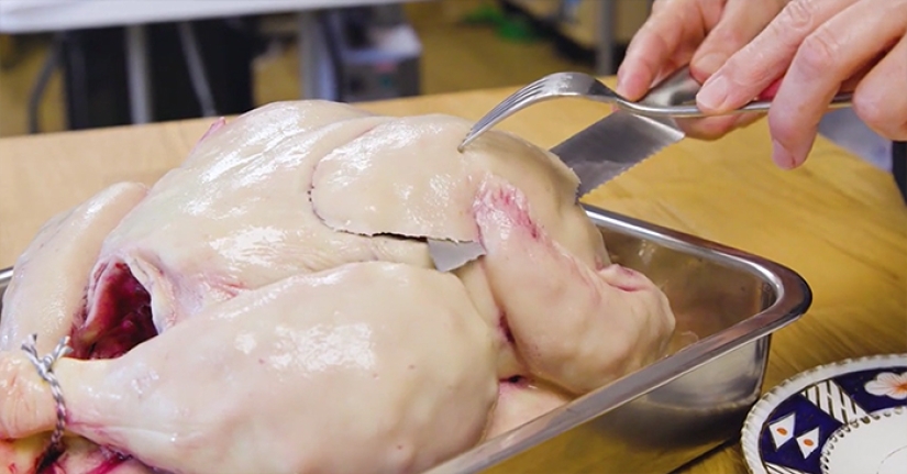 Dulce engaño: la pastelera Sarah Hardy horneó un pastel en forma de pavo crudo