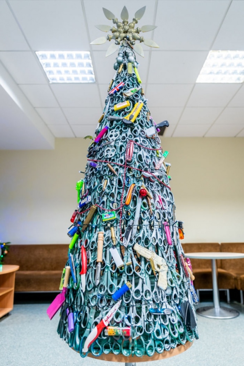 El aeropuerto de Vilna hizo un árbol de Navidad con artículos confiscados a los pasajeros