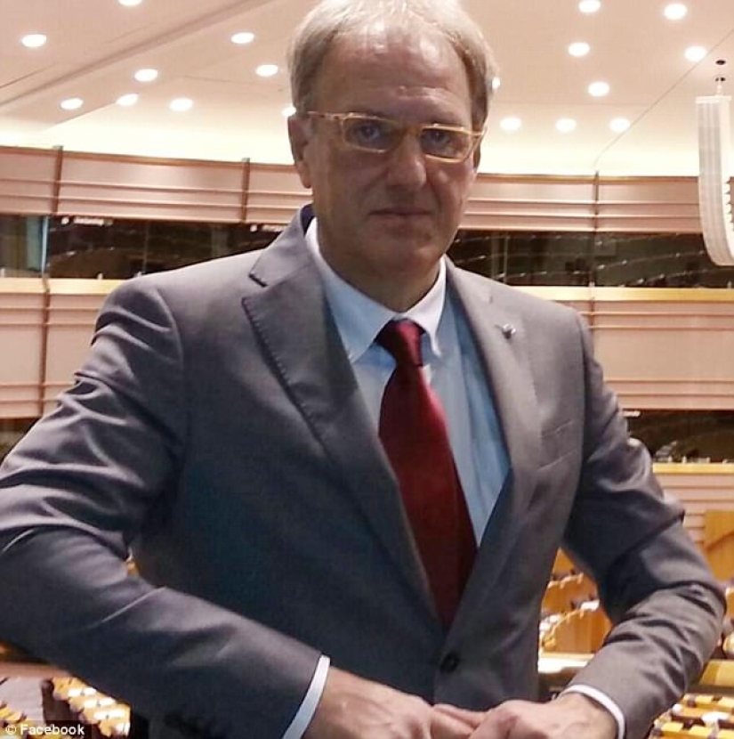 El alcalde de un pueblo italiano ofrece 2.000 euros a quien se mude con ellos El alcalde de un pueblo italiano ofrece 2.000 euros a quien se mude con ellos