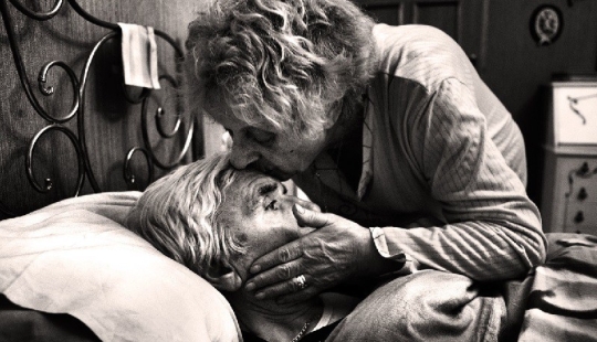 "El amor es más fuerte que la enfermedad": un proyecto fotográfico sobre cómo una pareja de ancianos luchó contra la enfermedad de Alzheimer