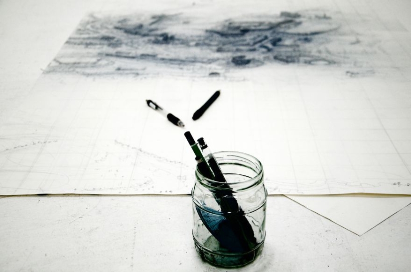 El artista decidió dibujar a mano las 69 ciudades del Reino Unido, y puede llevar 17 años