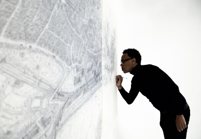 El artista decidió dibujar a mano las 69 ciudades del Reino Unido, y puede llevar 17 años