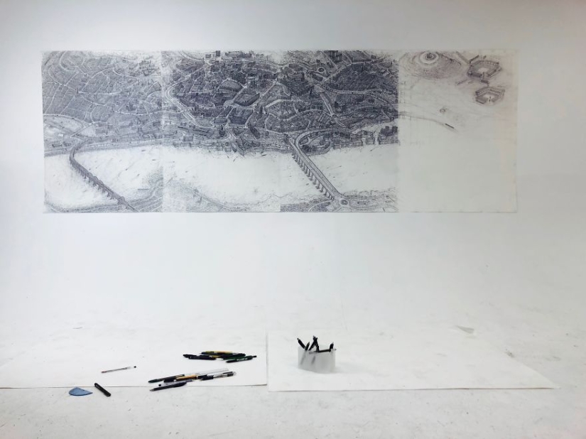 El artista decidió dibujar a mano las 69 ciudades del Reino Unido, y puede llevar 17 años