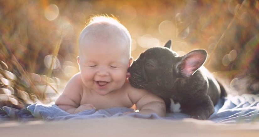El bebé y el cachorro nacieron el mismo día y ahora se creen hermanos