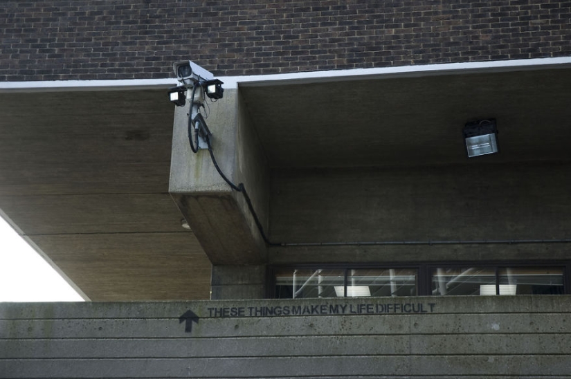 El británico se burla sin piedad de carteles de películas, señales de tráfico y publicidad El británico se burla sin piedad de carteles de películas, señales de tráfico y publicidad