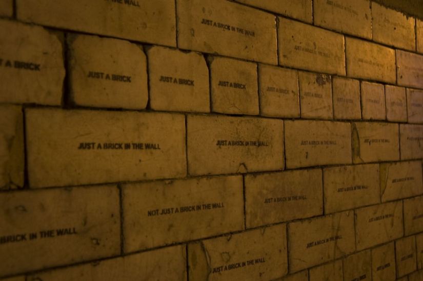 El británico se burla sin piedad de carteles de películas, señales de tráfico y publicidad El británico se burla sin piedad de carteles de películas, señales de tráfico y publicidad