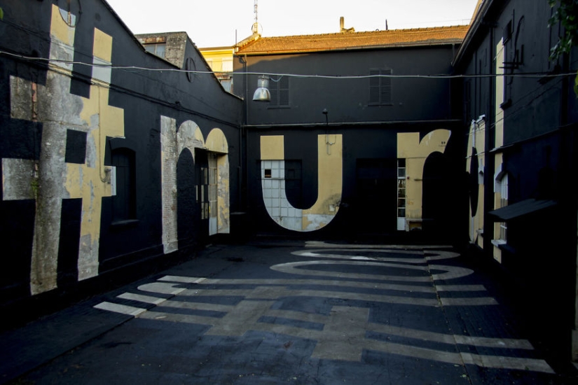 El británico se burla sin piedad de carteles de películas, señales de tráfico y publicidad El británico se burla sin piedad de carteles de películas, señales de tráfico y publicidad