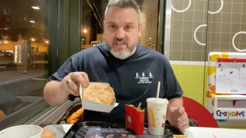 El bromista se comió una hamburguesa mohosa y papas fritas de McDonald's, que enterró en el suelo durante un año