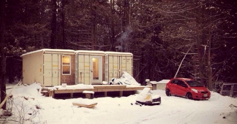 El canadiense construyó una casa con contenedores y vive allí incluso en menos de 30