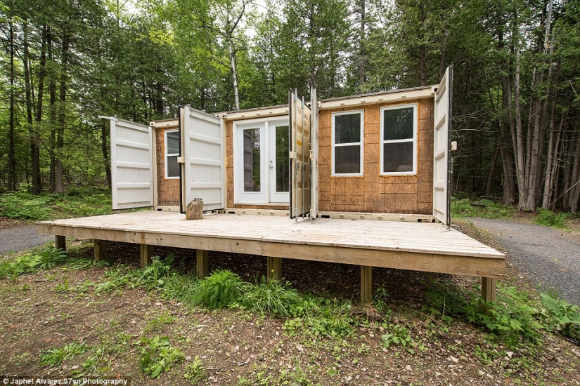 El canadiense construyó una casa con contenedores y vive allí incluso en menos de 30