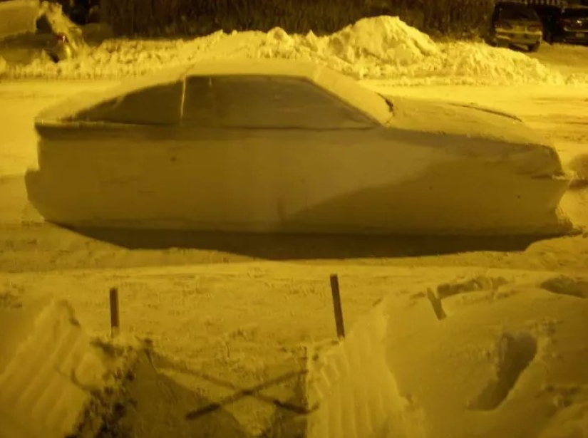 El canadiense hizo un automóvil con nieve para dibujar limpiaparabrisas y atrajo la atención de la policía