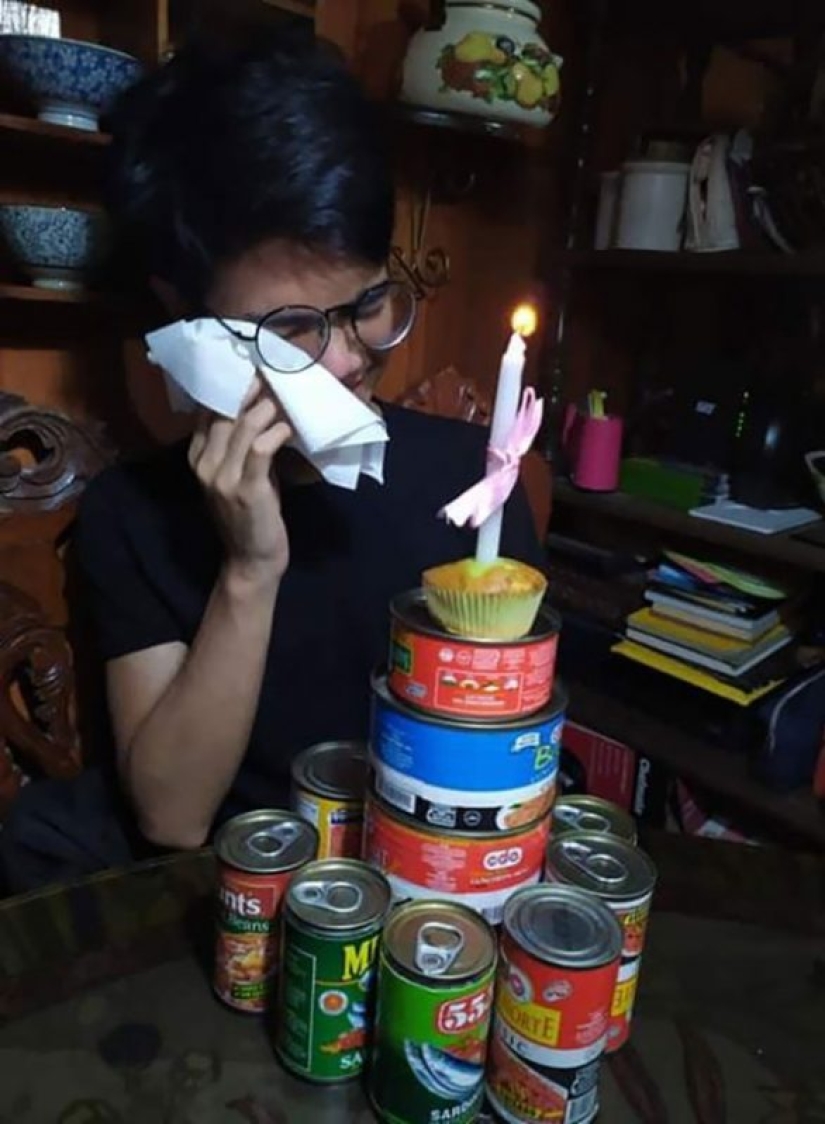 El coronavirus no es un obstáculo, ni la forma en que las personas celebran sus cumpleaños durante una pandemia El coronavirus no es un obstáculo, ni la forma en que las personas celebran sus cumpleaños durante una pandemia