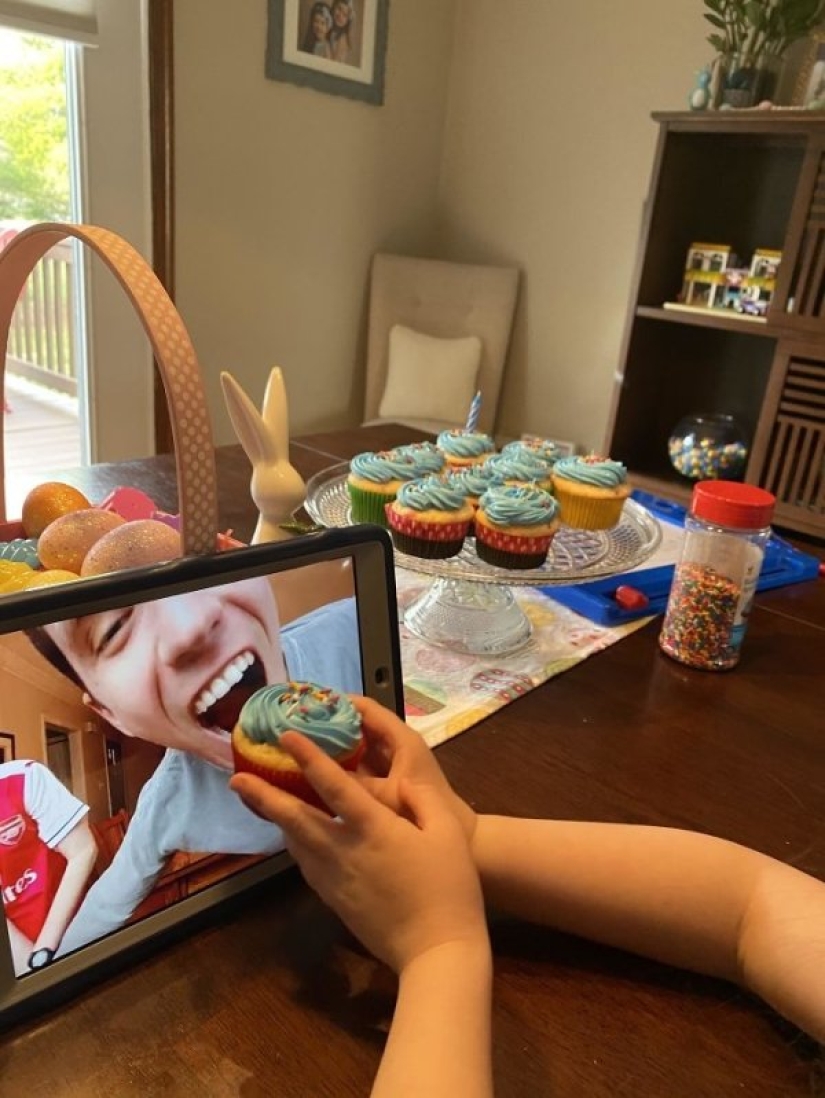 El coronavirus no es un obstáculo, ni la forma en que las personas celebran sus cumpleaños durante una pandemia El coronavirus no es un obstáculo, ni la forma en que las personas celebran sus cumpleaños durante una pandemia