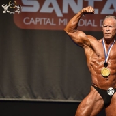 El culturista de 72 años impresionó a los jóvenes con una prensa de acero y enormes bíceps El culturista de 72 años impresionó a los jóvenes con una prensa de acero y enormes bíceps