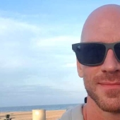 El embajador paquistaní privó de la vista al "Calvo de Brazzers" y se convirtió en blanco de burlas