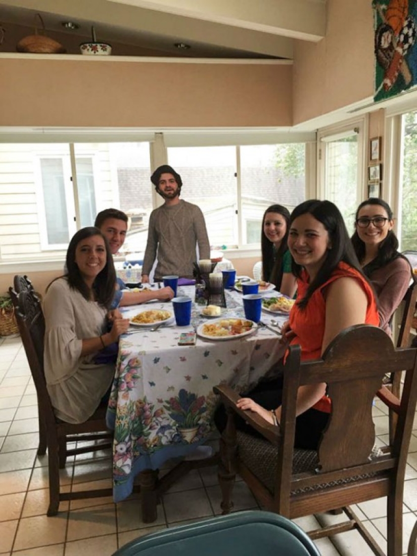 El estudiante le envió a su madre una foto de cuerpo entero de sí mismo, y esto es lo que hizo con ella