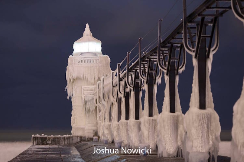 El faro en el lago Michigan se ha congelado por completo y se ha convertido en una torre fabulosa El faro en el lago Michigan se ha congelado por completo y se ha convertido en una torre fabulosa