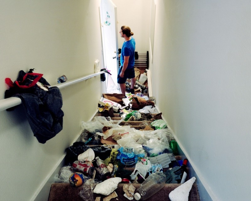 El fotógrafo llenó los apartamentos de los amigos con basura para mostrar lo que estamos haciendo con el planeta El fotógrafo llenó los apartamentos de los amigos con basura para mostrar lo que estamos haciendo con el planeta