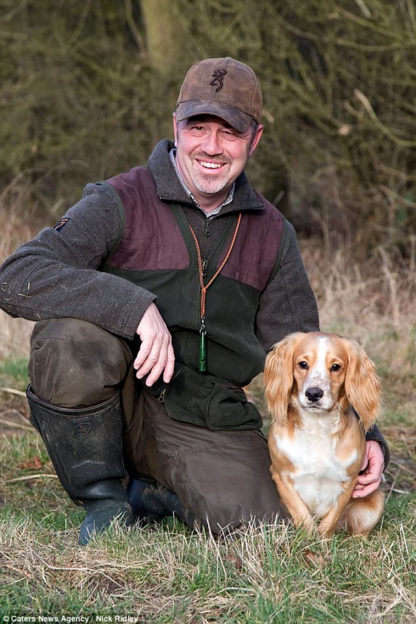 El fotógrafo tomó una foto de perros corriendo, y es muy divertido El fotógrafo tomó una foto de perros corriendo, y es muy divertido