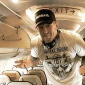 El" Giant " fue trasladado a primera clase porque no cabía en un asiento estándar en el avión