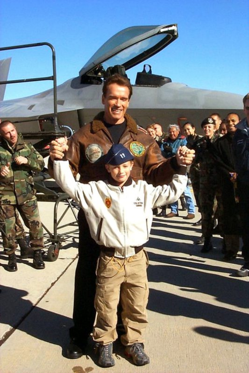 El hijo de Schwarzenegger está actuando en una película, pero no es su padre quien lo inspira en absoluto