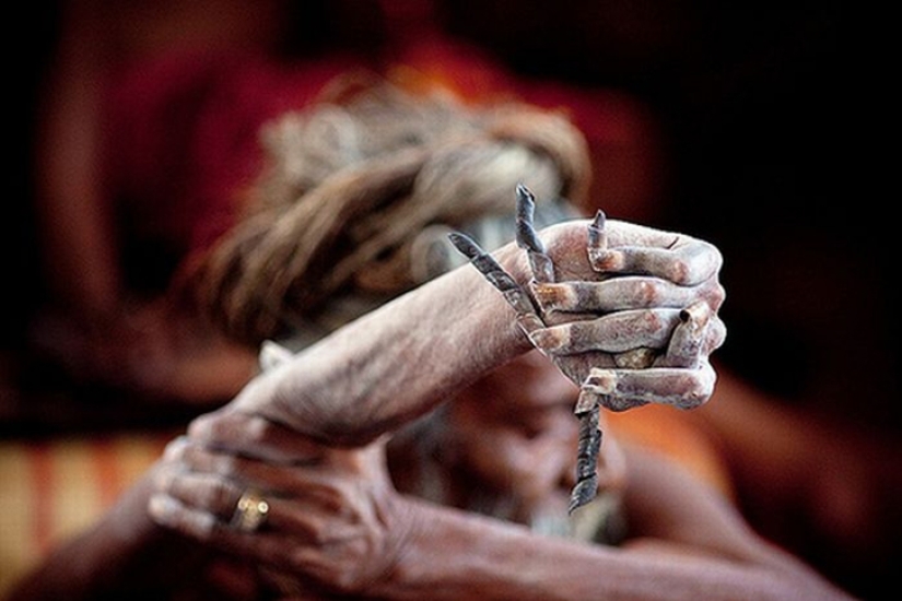 El hindú ha estado levantando la mano durante 44 años