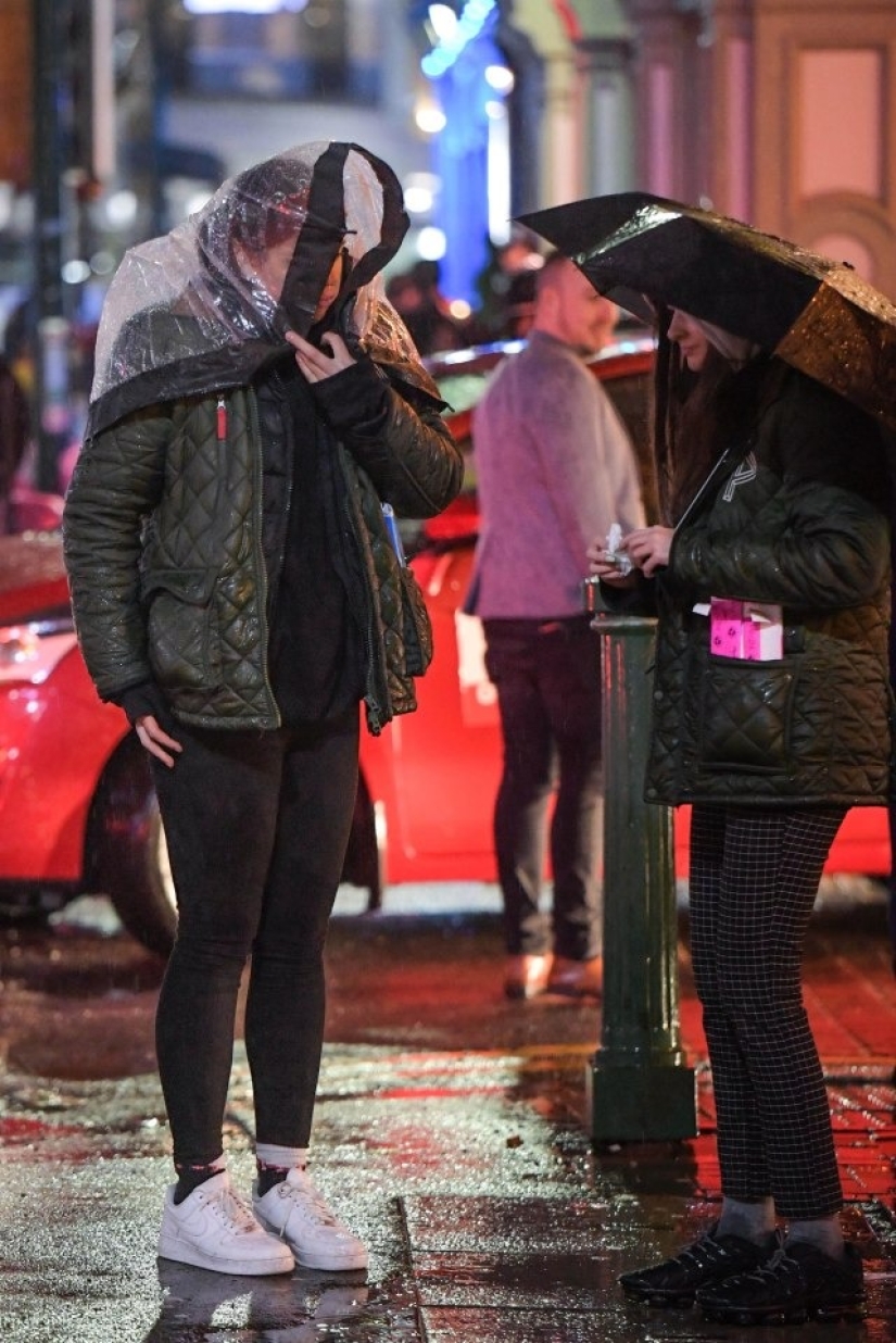 ¡El mal tiempo no es motivo para estar triste! La juventud británica sigue pasando el rato incluso en un huracán