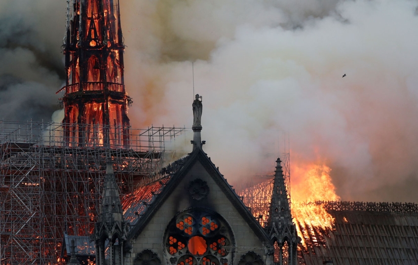 El marido de Salma Hayek donará 100 millones de euros para restaurar la catedral de Notre Dame incendiada