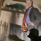 El multimillonario pedófilo Jeffrey Epstein mantuvo un retrato picante de Clinton en casa