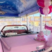 El mundo en tonos rosados: una mujer estadounidense se casó con su color rosado favorito