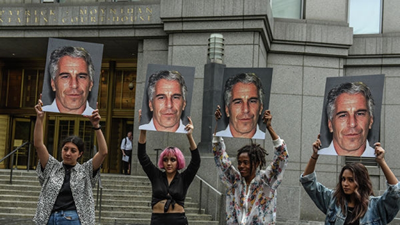 El pedófilo millonario Epstein se suicidó en prisión, pero su caso no está cerrado
