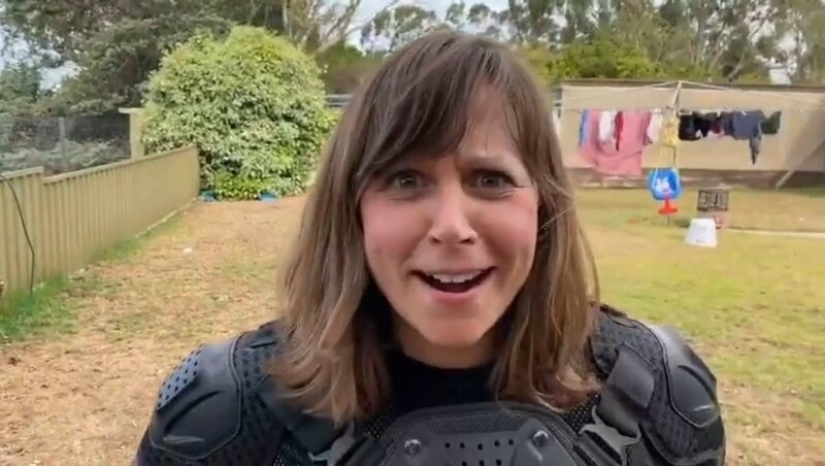 El periodista se vistió con un chaleco antibalas para una reunión con un koala, un "oso venenoso malvado"
