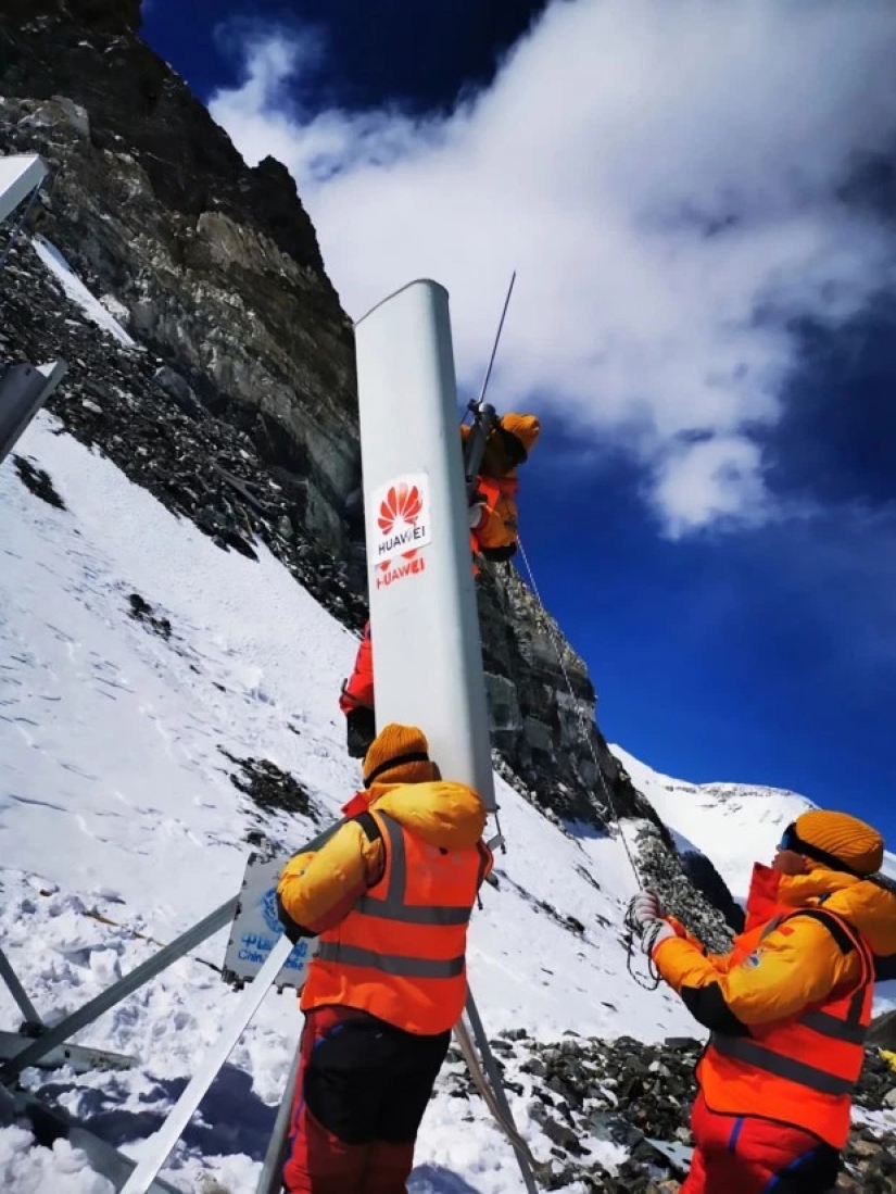 El pináculo de la tecnología: se instaló una torre 5G en el Everest con la ayuda de yaks