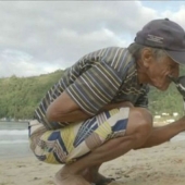 El pingüino nada más de 8 mil kilómetros cada año para encontrarse con su salvador