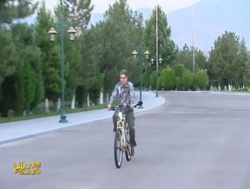El Presidente de Turkmenistán visitó las Puertas del Infierno, pero regresó al trabajo