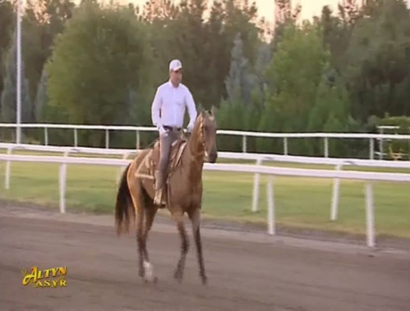 El Presidente de Turkmenistán visitó las Puertas del Infierno, pero regresó al trabajo