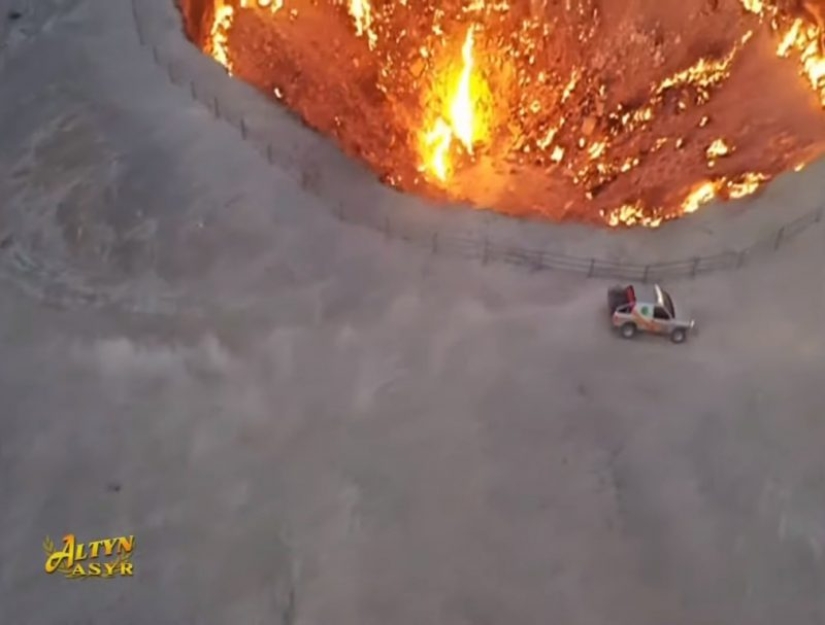 El Presidente de Turkmenistán visitó las Puertas del Infierno, pero regresó al trabajo