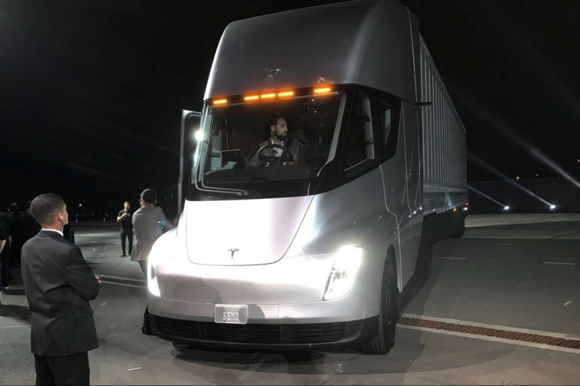 El primer video de la aceleración de un camión de rayos de Tesla apareció en la red