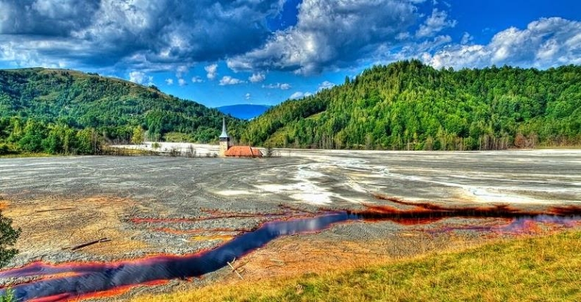 El pueblo rumano donde se formó un lago tóxico