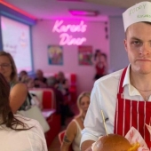 El restaurante Karen's Diner es un establecimiento grosero para aquellos que están cansados del servicio perfecto