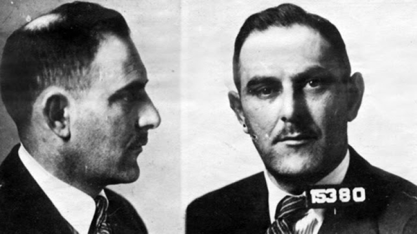 El rey de los estafadores: cómo Victor Lustig pudo vender la Torre Eiffel. Doblemente El rey de los estafadores: cómo Victor Lustig pudo vender la Torre Eiffel. Doblemente
