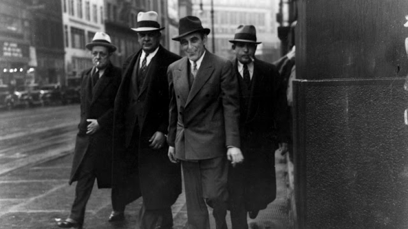 El rey de los estafadores: cómo Victor Lustig pudo vender la Torre Eiffel. Doblemente El rey de los estafadores: cómo Victor Lustig pudo vender la Torre Eiffel. Doblemente